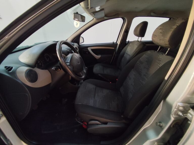 Sandero Autentique 1.6 ano 2010 (13)